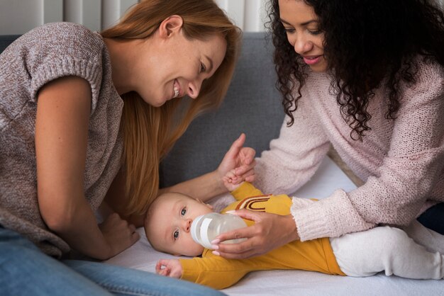 Pierwsze miesiące życia: jak wspierać rozwój niemowlęcia