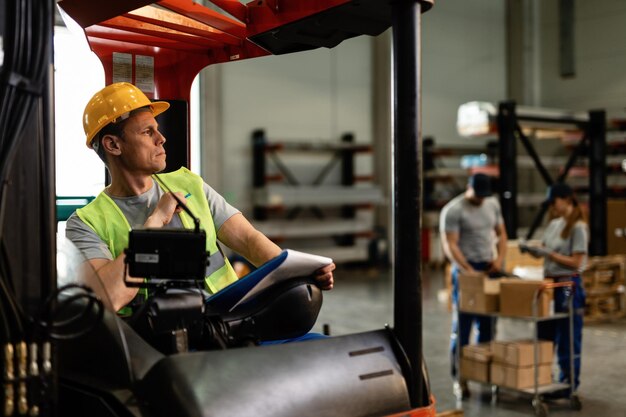 Bezpieczeństwo i efektywność pracy dzięki szkoleniom z obsługi wózków widłowych
