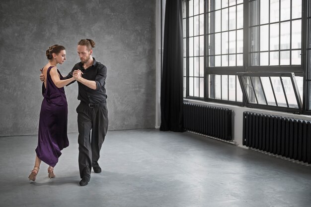 Jak kursy tańca towarzyskiego mogą poprawić twoje samopoczucie?